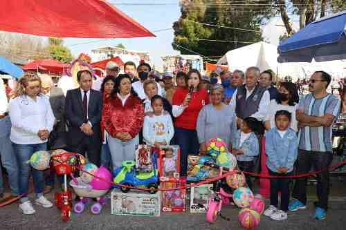 Inaugura Ana Muñiz Neyra, venta tradicional de juguetes para Día de Reyes